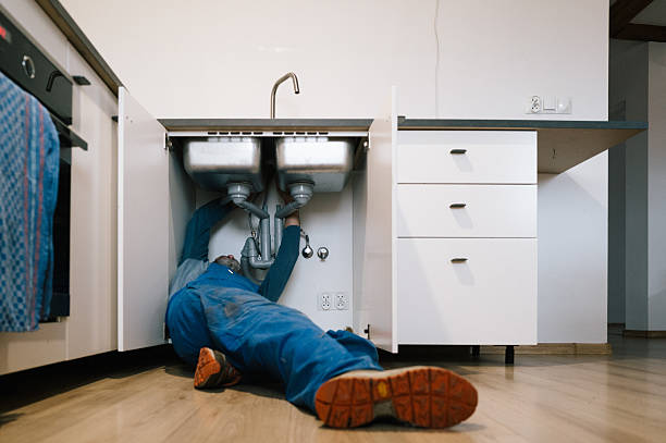 Professional Emergency Plumber technician working in Corsicana, TX